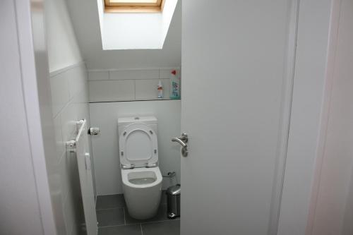 Ένα μπάνιο στο Ferienwohnung Kuckuck auf dem Sommerberg incl SchwarzwaldCard Plus - 2 Zimmer 50qm