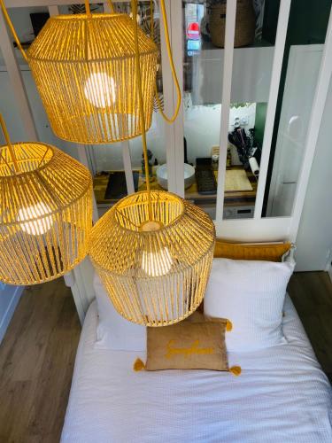 Una cama o camas en una habitación de Le Germain - Coeur de ville