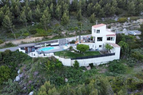 una vista aérea de una casa con piscina en Villa Caiou/ vue Mer/ Piscine/Jardin, en Le Rove