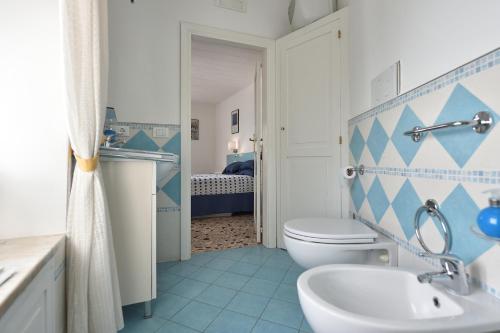 uma casa de banho com um WC e um lavatório em Maison Lucienne em Minori