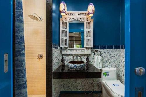 ein Badezimmer mit einem Waschbecken, einem Spiegel und einem WC in der Unterkunft Villa Ginger with private pool Bang Tao in Phuket