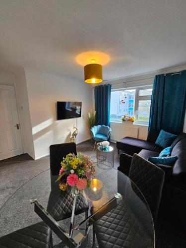 a living room with a couch and a table at Large Stylish 2 Bedroom Apartment Stevenage Sleep 6 in Stevenage