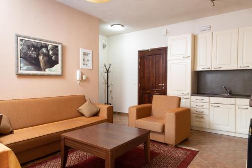 艾拉提特卡隆的住宿－Ευήλιον Σουίτες，客厅配有沙发和桌子
