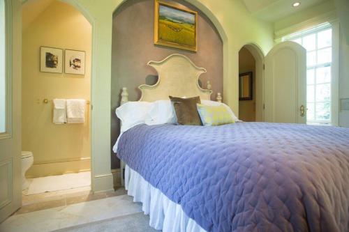Katil atau katil-katil dalam bilik di Adams Hill House Retreat - Artist-Architect's Estate, Newfane Vermont