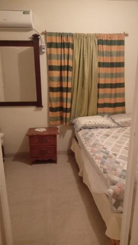 Schlafzimmer mit einem Bett, einem Spiegel und einem Fenster in der Unterkunft Classic House, Modern Spaces in Baní