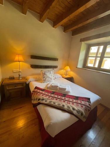 Un dormitorio con dos camas individuales y una ventana. en Apartamento Duplex en Arties, en Arties