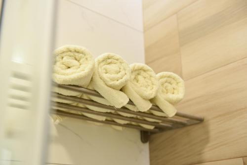 een stapel handdoeken op een handdoekenrek in de badkamer bij pappy home in Pasuljište