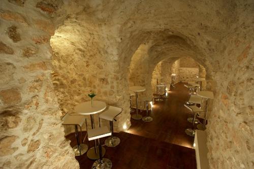 Restoran atau tempat lain untuk makan di El Pontifical