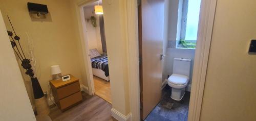 Private Room&Bath near the Square Mile في لندن: حمام صغير مع مرحاض وسرير