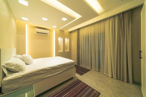 GizaにあるModern One-Bedroom Suite Pyramids Gizaのベッドと大きな窓のある寝室