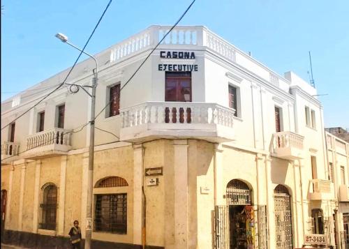 un edificio blanco con un cartel. en HOSTAL espinoza, en Arequipa