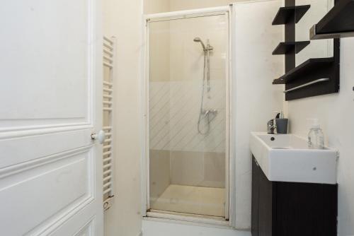 une salle de bain avec douche et lavabo dans l'établissement Le Patio - Joli logement - Wifi - Disney & Paris, à Champigny-sur-Marne