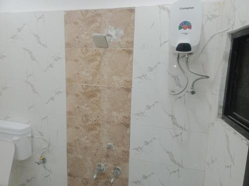 La salle de bains est pourvue de toilettes et d'une cabine de douche. dans l'établissement Hotel KC INN, à Wardha
