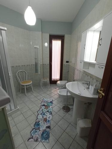 een badkamer met 2 toiletten en een wastafel bij I Fiori di AminA Le Begonie in Pietramelara