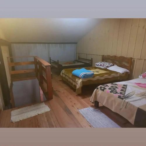 - 2 lits dans une chambre dotée de parquet dans l'établissement Sitio do Alemão, à Benedito Novo