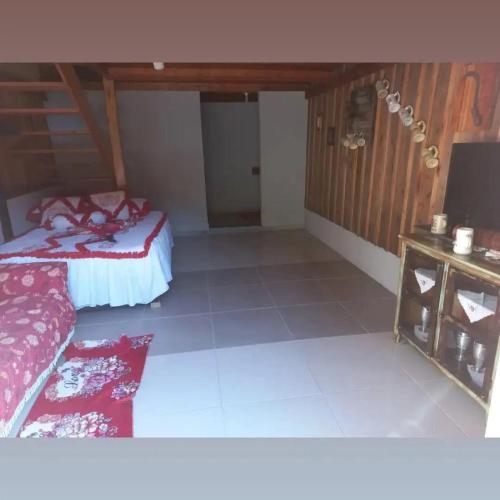 - une chambre avec un lit et une commode dans l'établissement Sitio do Alemão, à Benedito Novo