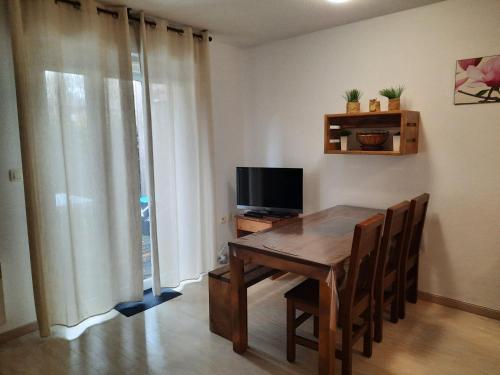 Μια τηλεόραση ή/και κέντρο ψυχαγωγίας στο Appartement 1 chambre et 1 coin cabine, piscine, au bord du lac d 'Aureilhan,proche de Mimizan plage