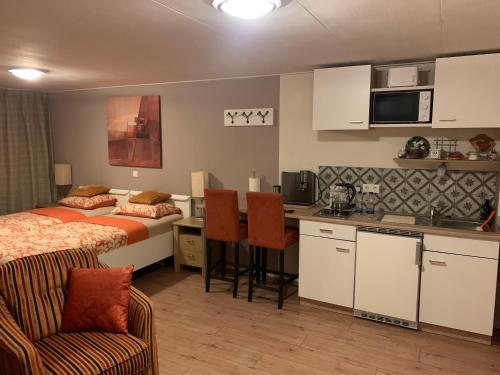 a hotel room with a bed and a kitchen with a kitchen gmaxwell gmaxwell gmaxwell gmaxwell at At MarRies in Wilp