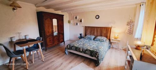 - une chambre avec un lit, une table et une table dans l'établissement L'Echappée Belle - Centre ville - vue cour arborée, à Bourg-en-Bresse