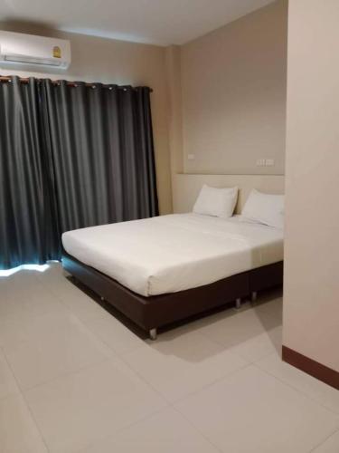 a bedroom with two beds and a window at Chiangdaoplace in Chiang Dao