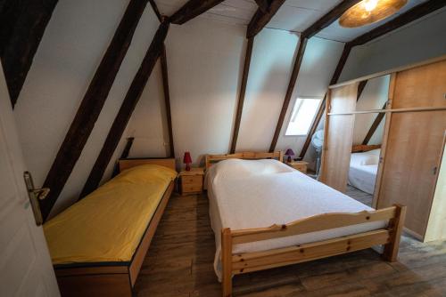 sypialnia z 2 łóżkami w pokoju w obiekcie Domaine BENESTER - Gîte La Périgourdine - Meublé 4 étoiles w mieście Siorac-en-Périgord