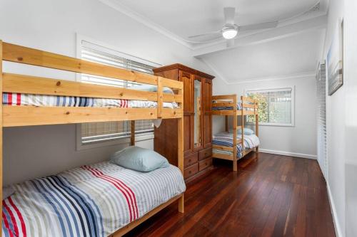 een slaapkamer met 2 stapelbedden in een huis bij 100 Paces in Broadwater