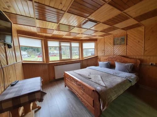 Postel nebo postele na pokoji v ubytování Садиба у Курила з сауною та чаном на дровах
