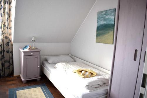 Habitación pequeña con cama y mesita de noche en Resi M5 en Prerow