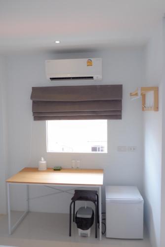 eine Küche mit einem Schreibtisch mit einem Stuhl und einem Fenster in der Unterkunft Pattaya inn hotel in Pattaya South