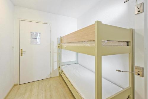 um quarto com um beliche e uma porta em Domaine Valescure Appartement 1 ou 2 pieces vue jardin ou piscine em Saint-Raphaël