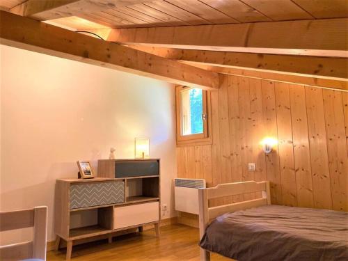 une chambre avec un lit et une télévision dans une pièce dans l'établissement Chalet à Saint-Gervais-les-Bains, 8 personnes, 4 chambres, à Saint-Gervais-les-Bains