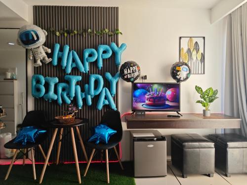 un escritorio con una señal de feliz cumpleaños en una habitación en Elevate at 902 - Cityscape Tower Condominium - with Netflix, Near SM, Ayala, IT Park, en Mandaue