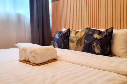 Ένα ή περισσότερα κρεβάτια σε δωμάτιο στο Fun-cozy-spacious family suite that sleeps 8.