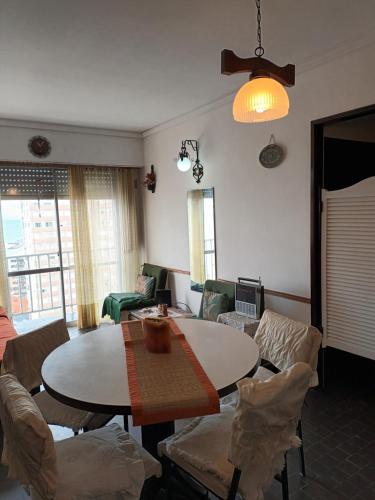 sala de estar con mesa y sillas en Mardel super vistas del mar Torreon estar y 1 dorm 4 pax en Mar del Plata