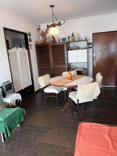 comedor con mesa y sillas en Mardel super vistas del mar Torreon estar y 1 dorm 4 pax en Mar del Plata