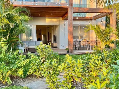 潘托皮芒A Beachfront Haven - Ocean Point B2的房屋设有1个带桌椅的庭院