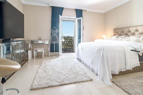 ein Schlafzimmer mit Bett und Blick auf das Meer in der Unterkunft AP103- Aloha Pueblo Marbella by Roomservices in Marbella