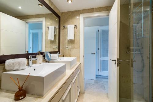 ein Badezimmer mit zwei Waschbecken und einer Dusche in der Unterkunft AP103- Aloha Pueblo Marbella by Roomservices in Marbella