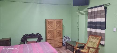 une chambre avec une table, deux chaises et une armoire dans l'établissement Casa teocalli, à Teotitlán del Valle