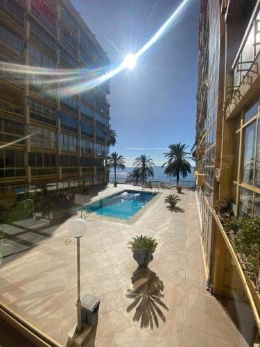 Marbella Espacioso Apartamento de 180 m2 Primera Línea de Playa y Centro Ciudad con Barco opcional في مربلة: مبنى كبير مع مسبح في ساحة