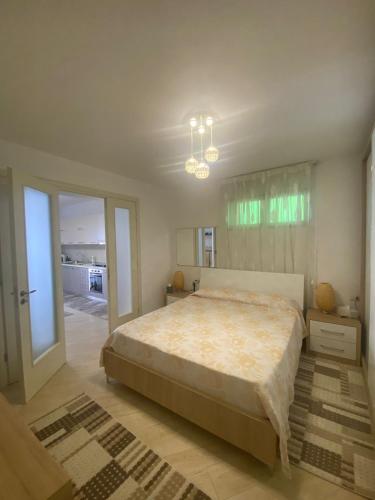 Giường trong phòng chung tại Arlis Home