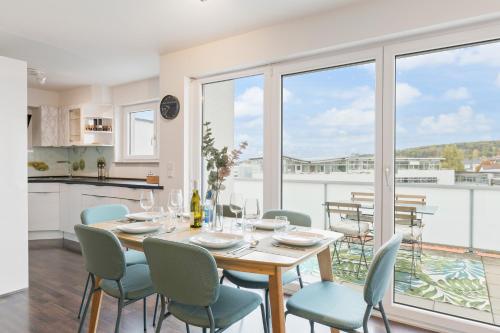 een keuken en eetkamer met een tafel en stoelen bij Design-Apartment - Küche - Dachterrasse - zentral in Leinfelden-Echterdingen