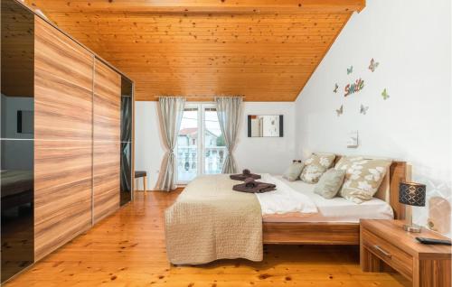 a bedroom with a bed and a wooden ceiling at Awesome Home In Gajana With Wifi in Gajana