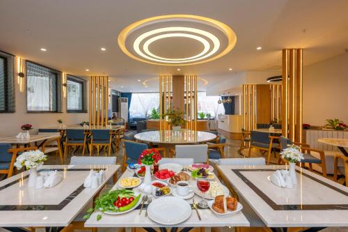 DIAMOND luxury Hotel في أنطاليا: غرفة طعام مع طاولة عليها طعام