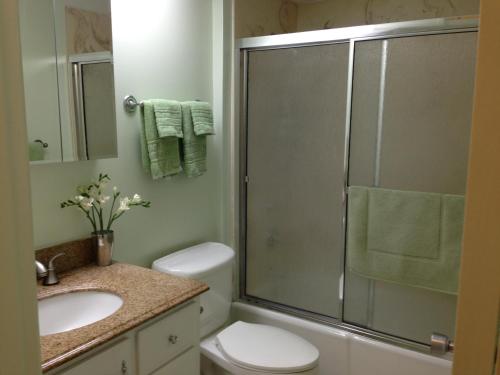 y baño con ducha, aseo y lavamanos. en Waikiki Studio at Ilikai Marina - great apartment by the beach - see low end price! en Honolulu