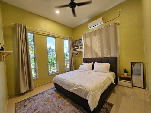 a bedroom with a bed and a ceiling fan at Homestay Rumah Tengok Jelawat Bachok in Bachok