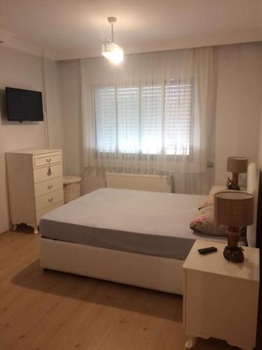 Un dormitorio con una cama grande y una ventana en Private Villa with Pool near Aegean Sea, en Urla