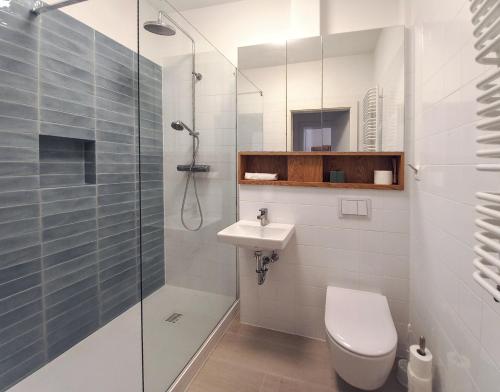 W łazience znajduje się prysznic, toaleta i umywalka. w obiekcie Warsaw Concierge Hoża Centrum w Warszawie
