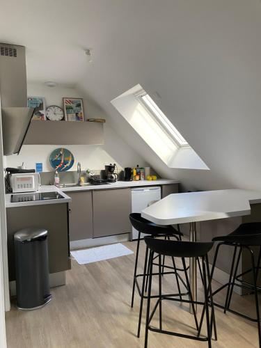 une cuisine avec une table et quelques chaises dans l'établissement La Bôloise, à La Baule