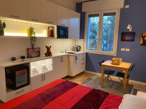ครัวหรือมุมครัวของ Tra le Torri B&B - Ampia stanza privata in appartamento con bagno privato accessibile da corridoio